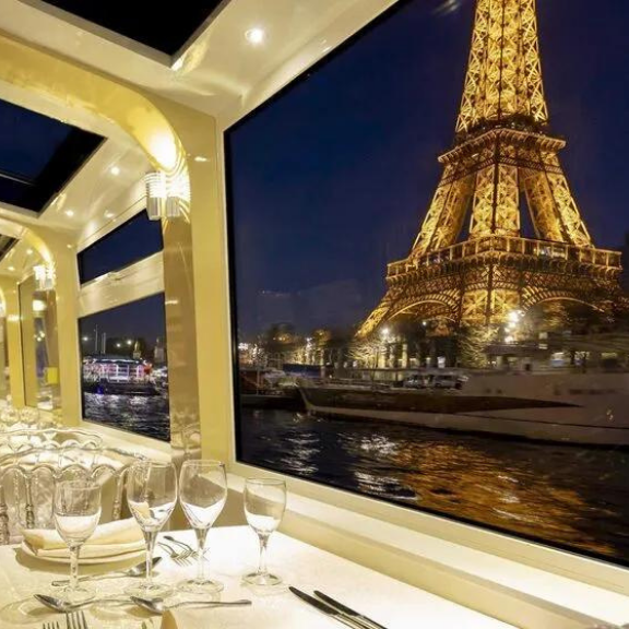 jantar cruzeiro com vista para torre eiffel